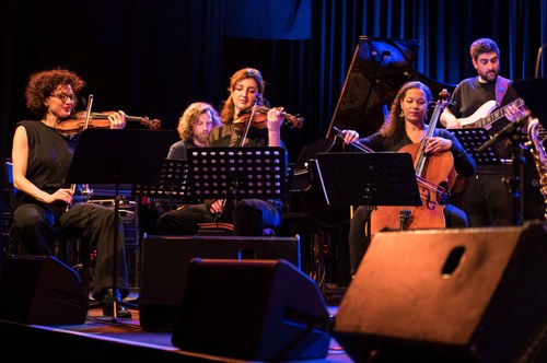 Phoebe Violet (violin), Emily Stewart (viola) und Anna Sterzinger (cello) erweiterten das Sound-Spektrum des JOV beträchtlich (Foto: Stefan Hauer)