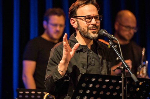 ... sondern auch als einfallsreicher Komponist und Moderator des Abends eine ausgesprochen gute Figur (Foto: Stefan Hauer)