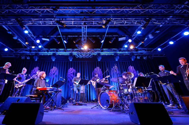 Das dieses Mal elfköpfige Jazzorchester Vorarlberg – „kleine“ Besetzung, große Wirkung (Foto: Stefan Hauer)