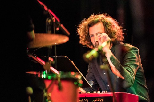... gemeinsam mit dem einfallsreichen Keyboarder Benny Omerzell das abwechslungsreiche Programm „Sonus Variegata“ (Foto: Stefan Hauer)