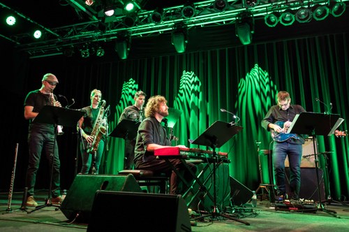 Die Holzbläser-Section mit Martin Franz, Isabella Lingg und Klaus Peter mit Benny Omerzell im Vordergrund und Peter Rom an der Gitarre (Foto: Stefan Hauer)
