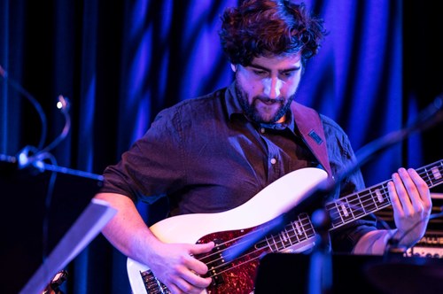 ... und Tobias Vedovelli am E-Bass erwiesen sich als perfekte Rhythm-Section (Foto: Stefan Hauer)