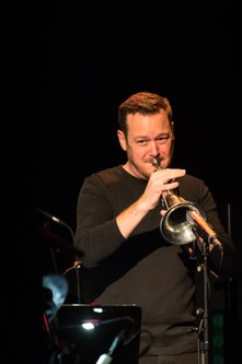 Martin Eberle steuerte exzellente Trompeten-Soli bei und komponierte ... (Foto: Stefan Hauer)