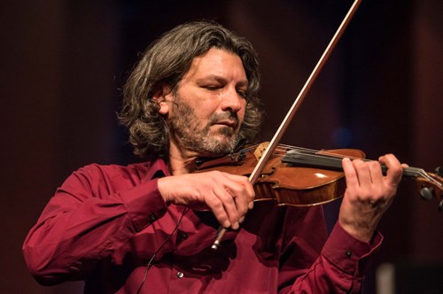 Aris Kapagiannidis spiele den Solopart des sinnlichen Werkes "Baresha" von Rexho Mulliqi.
