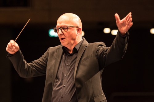 Ivo Warenitsch dirigierte die Musiker:innen in der ersten Konzerthälfte. Beim Silvesterkonzert wurde bekannt gegeben, dass er die Orchesterleitung bald übergeben wird.