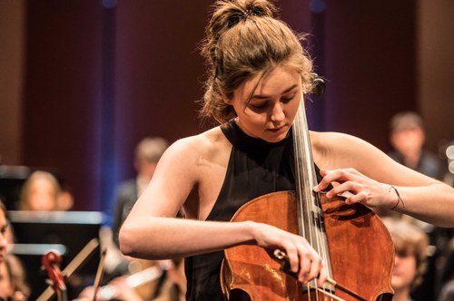 Die Cellistin Anna Schrottenbaum begeisterte bei ihrem Soloauftritt mit einem raffinierten Werk von Niccolò Paganini.