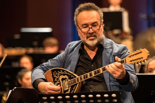 Aydin Balli brachte mit Ud und Bouzouki sowie Werken von Marcel Khalife und Mikis Theodorakis eine besondere Farbe ein.