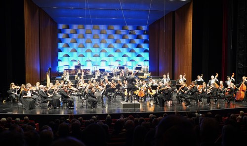 Das Symphonieorchester Vorarlberg unter der Leitung von Leo McFall spielte mit einem natürlichen Ausdruck, klanghomogen und ohne illustrativen Pomp.