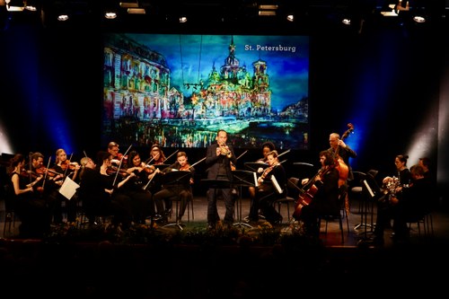 Jürgen Ellensohn und die Sinfonietta Vorarlberg (Foto: Silvia Thurner)