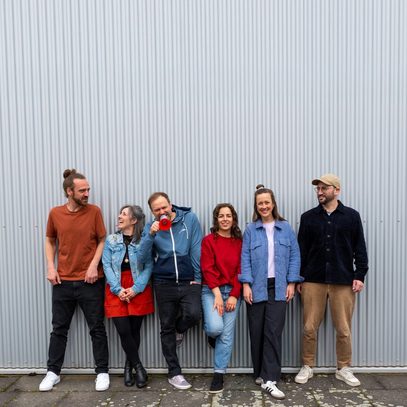 Die sechsköpfige Kölner Band Kekse & Kakao verbindet Kinderzimmer-Indie mit vielseitigem Bandsound und fantasievollen Geschichten. (Foto: Julia Henrich)