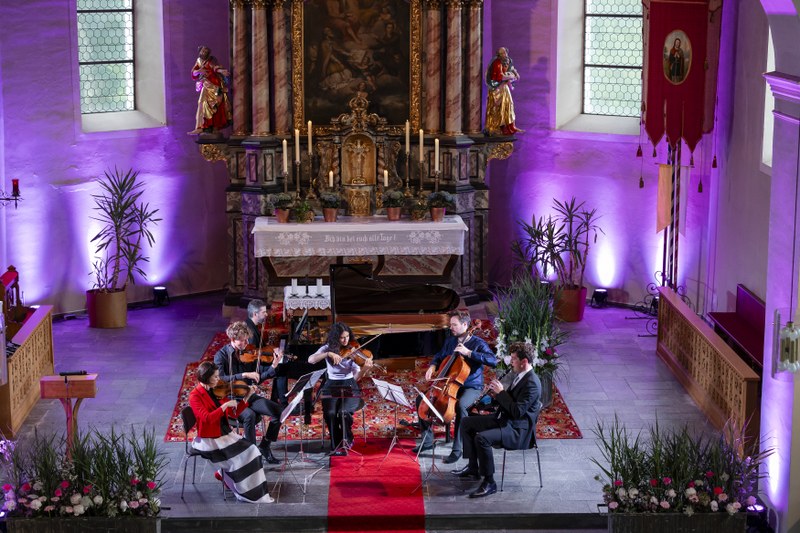 Kammermusik vom Feinsten in der besonderen Atmosphäre der Pfarrkirche Krumbach  (Bild: Hirschbühl Fotografie)