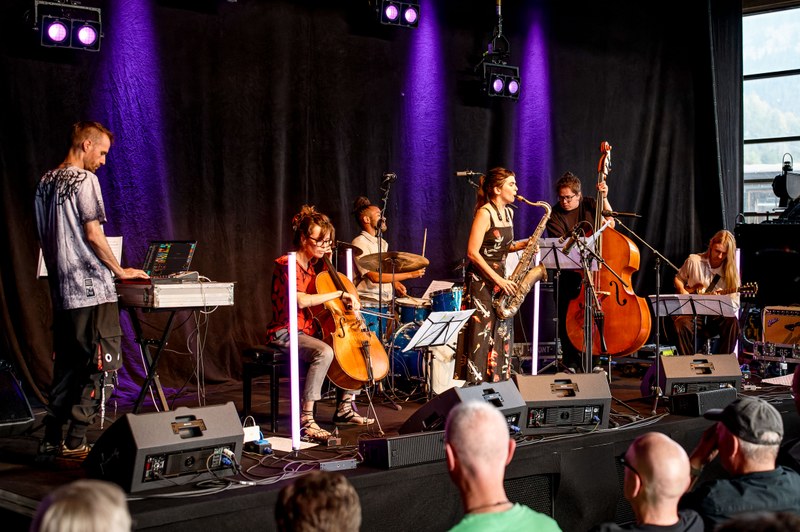 Mit einem Feuerwerk an Ideen gestaltete das Sextett „The Hanged One“ der argentinischen Komponistin und Saxophonistin Camila Nebbia eine ganz spezielle Hommage an die Tarotkarte Nummer 12 (Foto: Stefan Hauer)