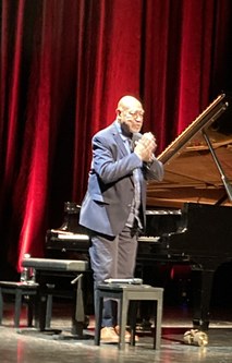 Kenny Barron bedankte sich beim Publikum im TAK.