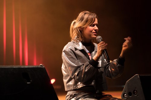 Die Zugabe startete dann vom Bühnenrand aus ... (Foto: Stefan Hauer)