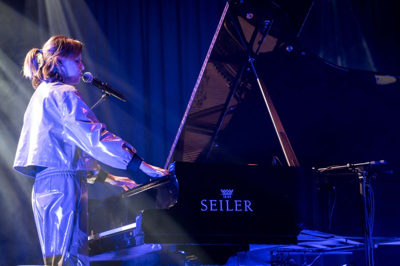 Piano, Synthesizer, Human Beatbox und eine fantastische Stimme - das sind die Ingredienzien zur eindrucksvollen One-Woman-Show namens Kid Be Kid (Foto: Stefan Hauer)