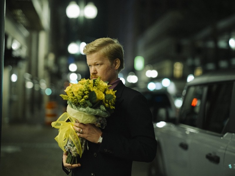 Letzter Blumengruß: Jesse Plemons in „Kinds of Kindness“. (Foto: Disney)