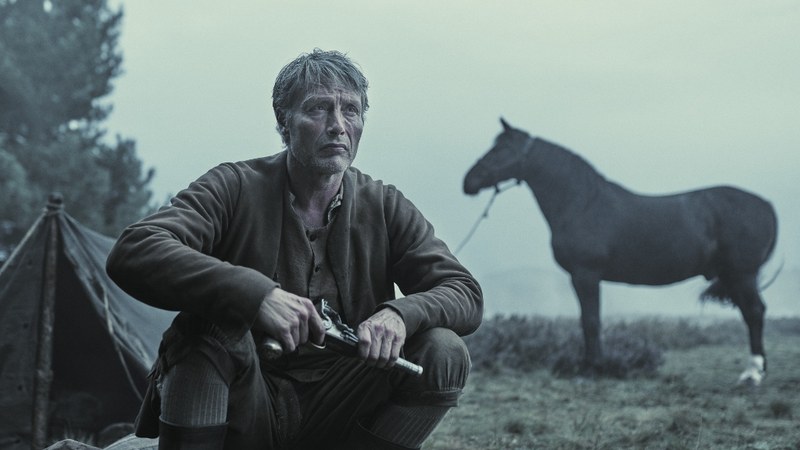 Mit Waffe, Pferd und königlichem Erlass: Ludvig Kahlen (Mads Mikkelsen) in der jütischen Heide. (Foto: Zentropa)