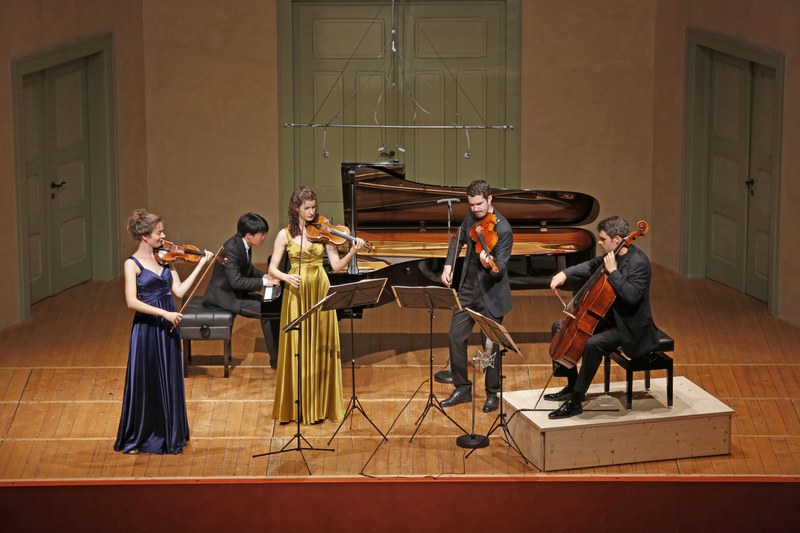Kit Armstrong am Flügel und das Aris Quartett spielten das Klavierquintett op. 34 von Johannes Brahms. (Foto: Schubertiade)