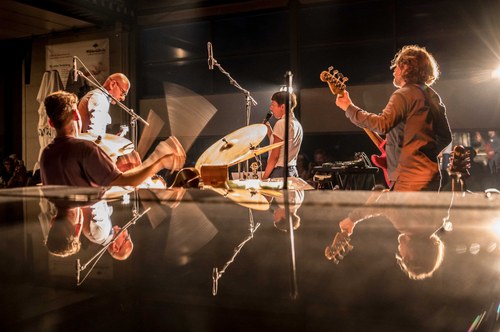 Das Quartett KUU! mit Drummer Christian Lillinger, Gitarrist Frank Möbus, Sängerin Jelena Kkuljić und Gitarrist Kalle Kalima begeisterte mit einem explosiven Mix aus experimentellem Jazz, Avant-Rock und Post-Punk (Foto: Stefan Hauer)