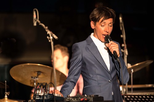 Jelena Kuljić pendelt zwischen vielschichtigem Gesang, Spoken-Word-Artigem und vokalem Wahnsinn (Foto: Stefan Hauer)
