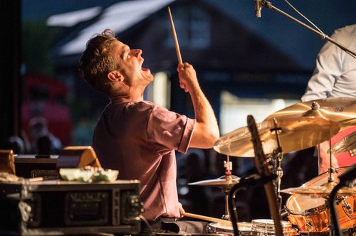 Christian Lillinger treibt die Band mit seinem kraftvoll-sensiblen Dauertrommelwerk voran (Foto: Stefan Hauer)