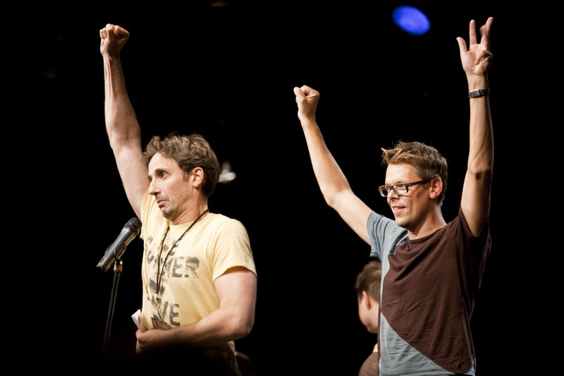 Wer sechs Minuten Redezeit überschritt, wurde angezählt: Elwood Loud (links) und Vorrunden-Moderator Markus Köhle (rechts).