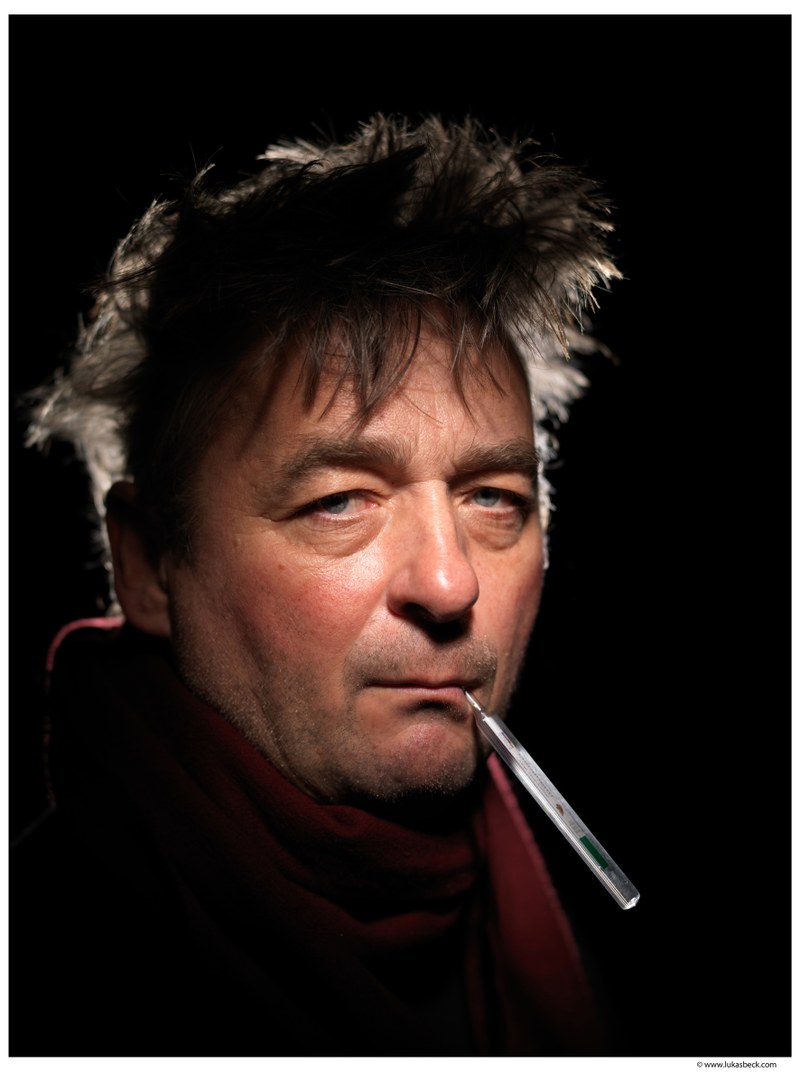 Im Fieberwahn: Andreas Vitásek in seinem neuen Programm (© www.lukasbeck.com)