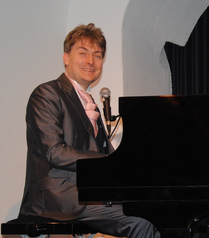 Ein Meister der feinen Ironie am Klavier: Sebastian Krämer. Fotos: Sabine Benzer / Theater am Saumarkt