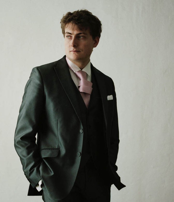 Der junge Chansonnier setzt auf Eleganz – auf der Bühne und abseits davon. Foto: Gerald von Foris