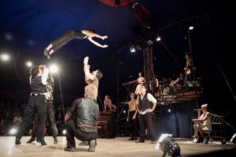 Die Compagnie „Le Cubitus du Manchot“ verschmilzt in „Ballet Manchot“ Akrobatik, Musik, Tanz, Humor und Schauspiel auf besonders anschauliche Weise und hohem Niveau