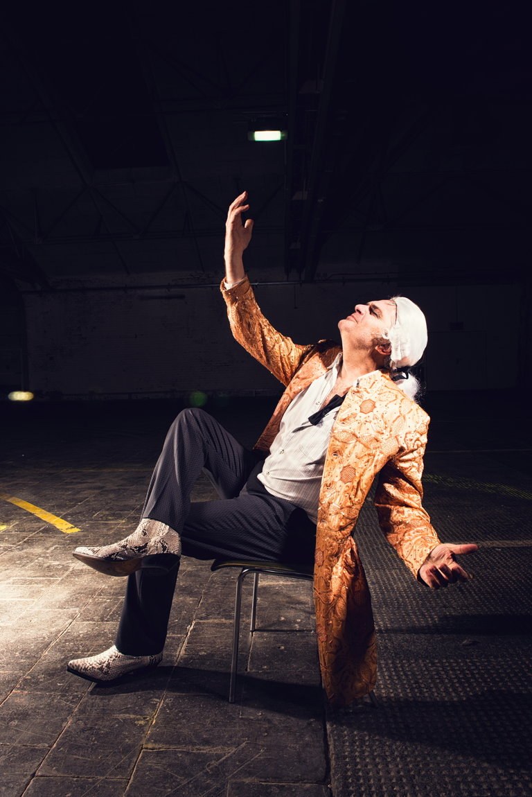 Der Wiener Kabarettist, Schauspieler und Musiker Werner Brix schwankt in seinem neunten Programm „Lust – Lasst uns leben!“ zwischen Lustwandler und Zyniker © W. Brix
