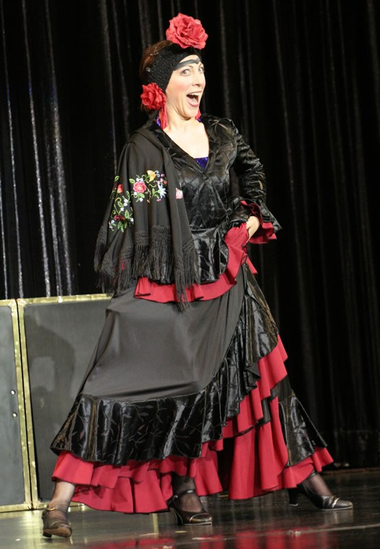 Shelly Mia Kastner als Karikatur einer Flamencotänzerin mit drei Beinen