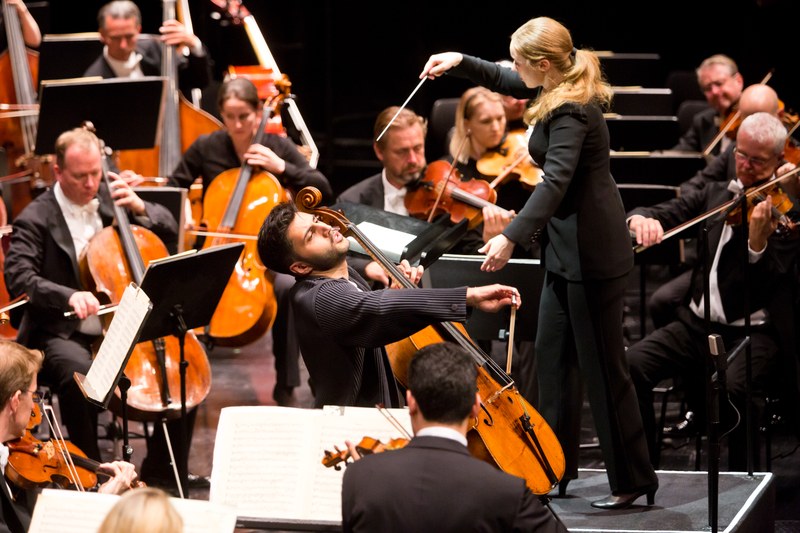 Kian Soltani am Cello und die Wiener Symphoniker unter der Leitung von Giedrė Šlekytė beim ersten Orchesterkonzert der Bregenzer Festspiele (Foto: Dietmar Mathis)