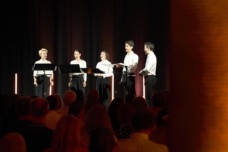Das Vokalquintett The Present  zelebrierte den A-Capella-Gesang und begeisterte mit seiner mitreißenden Gestaltungskraft. (Foto: Anja Köhler)