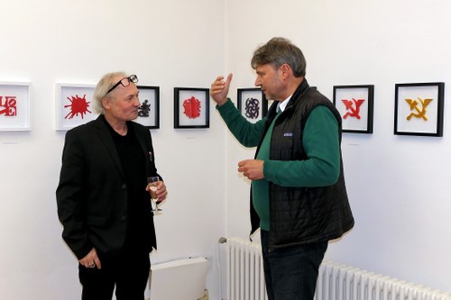 Künstler Marxx im Gespräch mit Lustenaus Bürgermeister Kurt Fischer. (Foto: Ulrike Huber)