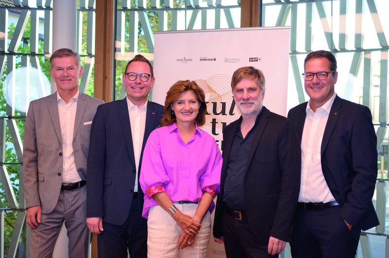 v. l.: Bernhard Moosbrugger (Direktor Casino Bregenz), Markus Klement (Landesdirektor) und Mag. Jasmine Ölz-Barnay (Koordination Kultur) vom ORF Vorarlberg, Dr. Winfried Nußbaummüller (Leiter Abt. Kultur Land Vorarlberg) sowie Mag. Martin Jäger, MBA (Vorstand Dornbirner Sparkasse)