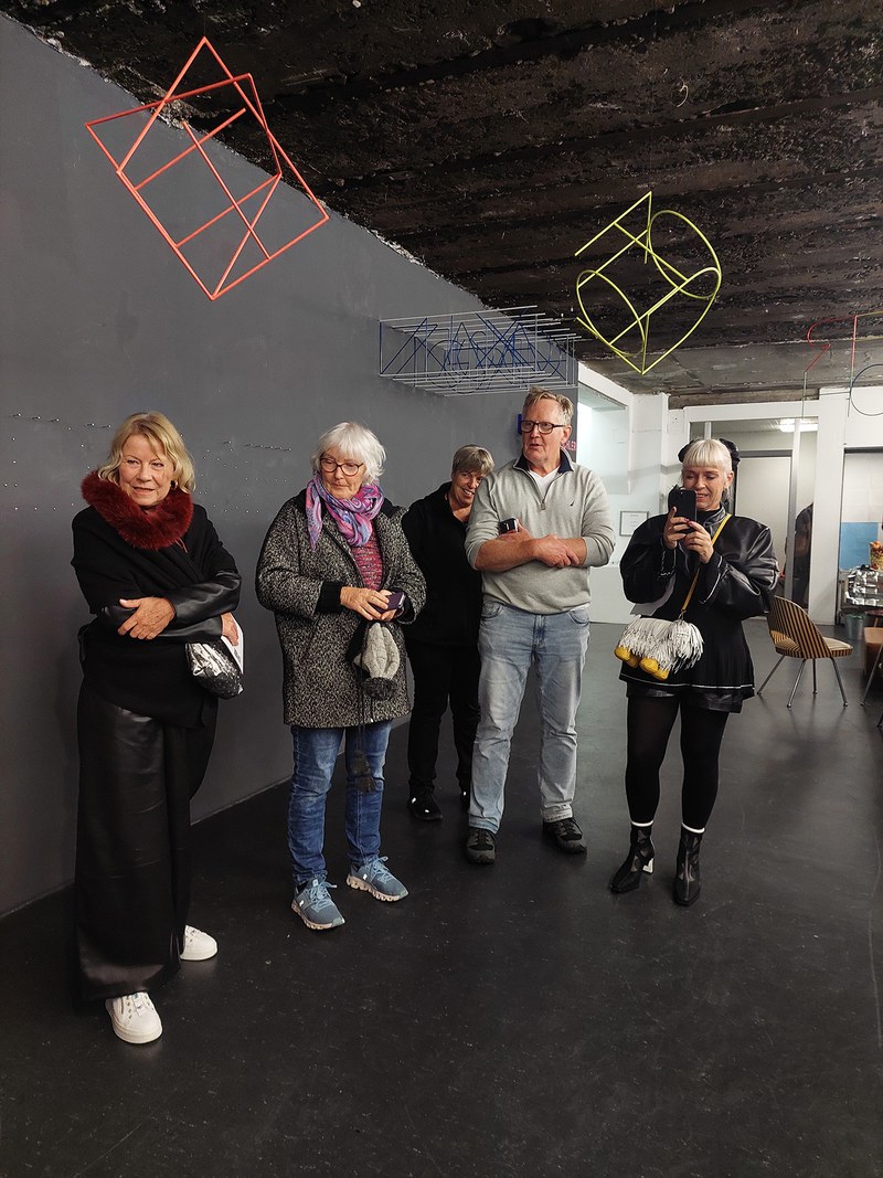 Kunstaffines Publikum in der Galerie Lisi Hämmerle (Foto: Galerie)