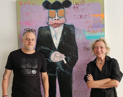 Künstler Peter Kohl und Galeristin Sylvia Janschek vor der Arbeit Golden Glasses.