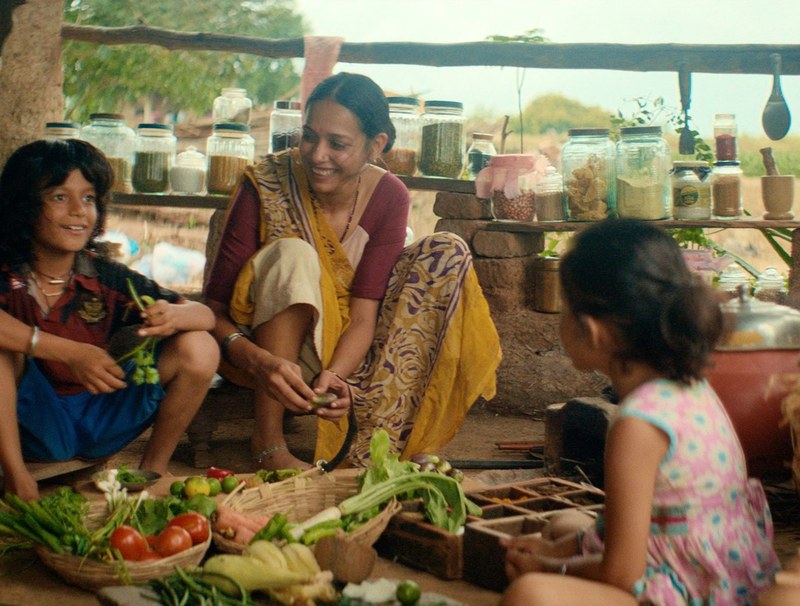 Indische Ansichten, im goldenen Schein. Hier der Protagonist Samay mit Mutter und Geschwister beim Essen.