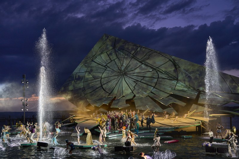 „La traviata“ startet mit einer großen Party samt Wasserballett. (Foto: Anja Koehler)