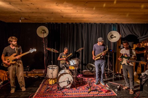 Wer wollte, konnte den zweiten Festivaltag mit der Tanzmusik der französisch-madagassischen Band Bobo & Behaja ausklingen lassen (Foto: Stefan Hauer)