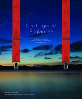 Das Buch „Der fliegende Engländer“ ist 2 kg schwer und umfasst 360 Bild- und Textseiten (alle Fotos: Bregenzer Festspiele/Anja Köhler, Dietmar Mathis)