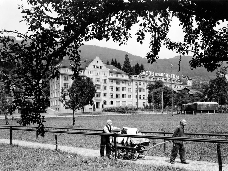 Arbeiter mit Stickwaren auf dem Weg zum Bahnhof Rebstein © Privatarchiv Familie Geser