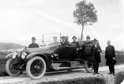 Ausflug mit dem Firmenauto: Jacob Rohner und Albert Geser-Rohner mit Vikar Kuster und weiteren Gästen, um 1908 © Privatarchiv Familie Geser
