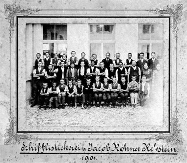 Die Belegschaft der Jacob-Rohner Schifflistickerei in Rebstein, 1901 © 100 Jahre Jacob Rohner AG