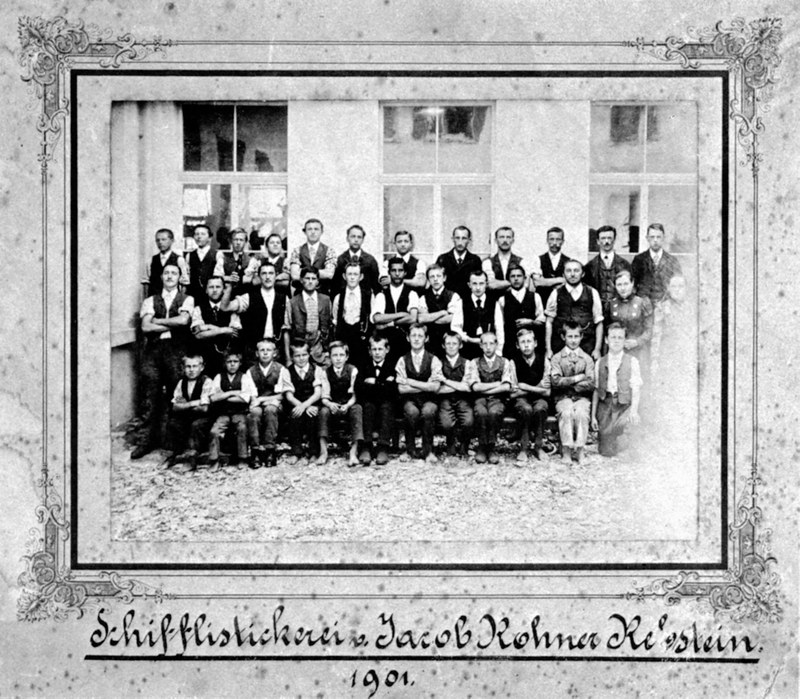 Die Belegschaft der Jacob-Rohner Schifflistickerei in Rebstein, 1901 © 100 Jahre Jacob Rohner AG