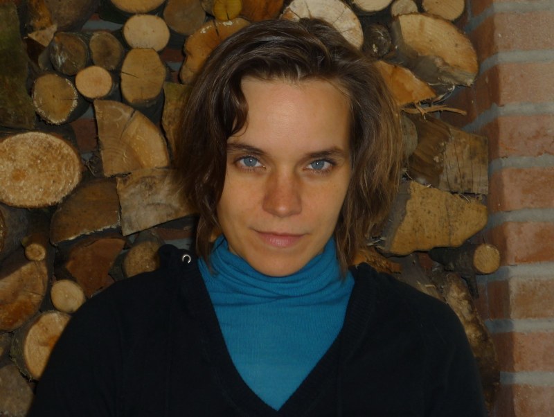 Léda Forgó, Gewinnerin des Anerkennungspreises, wird aus ihrem Text "Seitenschlag" lesen (© Finn Som Forgó)