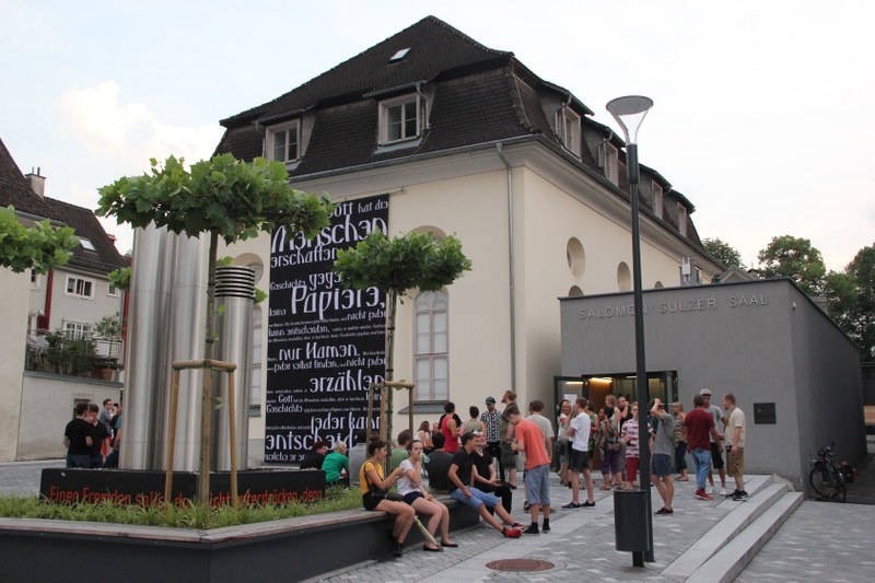 Der Preis wird traditionell im Salomon-Sulzer-Saal, der einstigen Synagoge von Hohenems verliehen: 2017 wurden hier Zitate bisheriger Siegertexte großformatig auf Stoffbahnen gedruckt (Fotos: (c) Stadt Hohenems)