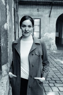 Autorin Daniela Larcher schreibt unter dem Pseudonym Alex Beer seit Jahren sehr erfolgreiche Kriminalromane (© Pamela Russmann)