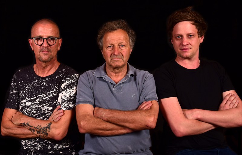 Die Lesungen des Autors Rainer Juriatti (links) werden von Philipp Lingg und Arnold Meusburger (Bildmitte) musikalisch begleitet